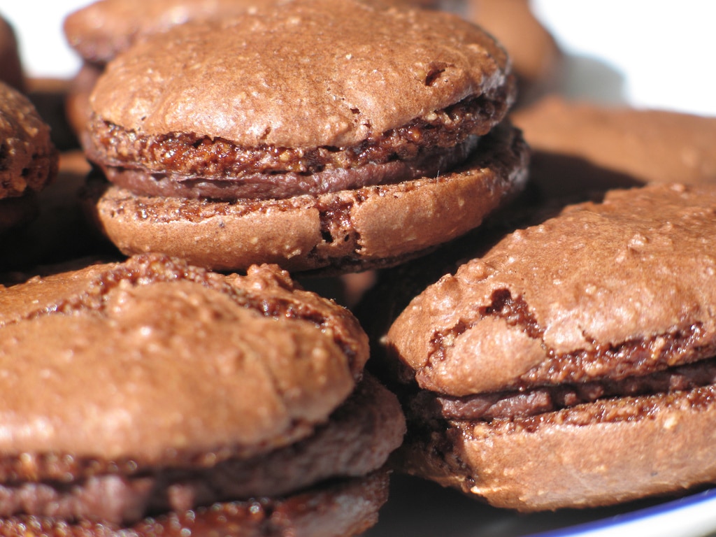 Macaron au chocolat et à la purée de mangue